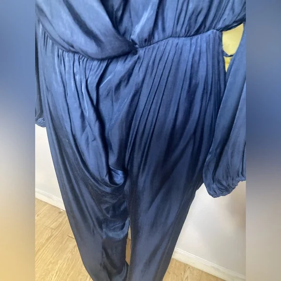 Blue jumper long sleeve, very silky feel. Size small, - Picture 4 of 9